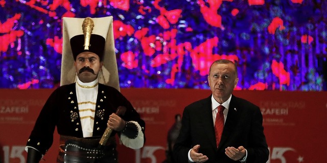 Prsident Recep Tayyip Erdogan, daneben ein Soldat in osmanischer Montur   | Foto: Lefteris Pitarakis (dpa)