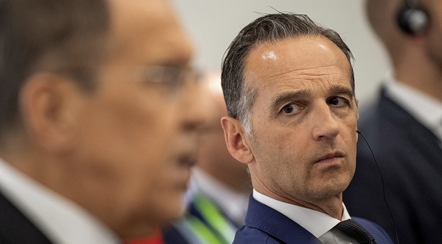 Die Auenminister Heiko Maas (rechts) und Sergej Lawrow  | Foto: Marius Becker (dpa)