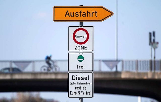 Ein Schild weist in Stuttgart auf das ... fr Dieselfahrzeuge unter Euro 5 hin.  | Foto: Marijan Murat (dpa)