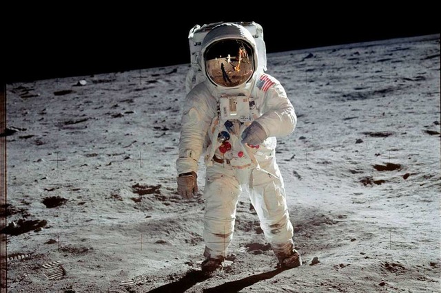 21. Juli 1969 (MEZ): US-Astronaut Edwi...; Aldrin steht auf der Mondoberflche.  | Foto: Neil Armstrong (dpa)