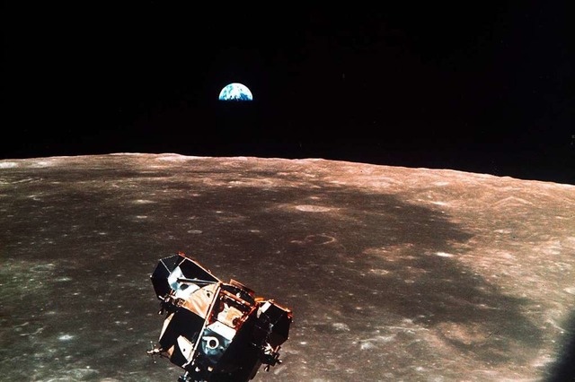 Vor 50 Jahren wurden Bilder der Mondla...Im Hintergrund ist die Erde zu sehen.   | Foto: dpa
