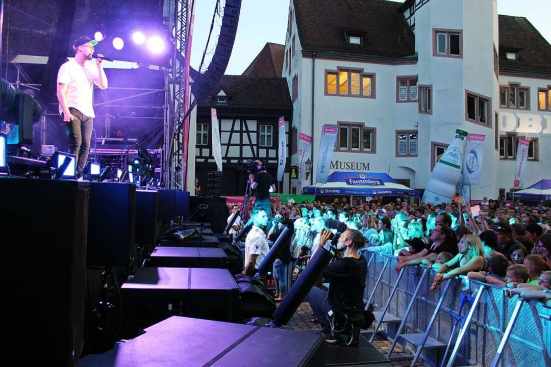 Das Publikum war vom Auftritt des Säng...nnte Forster seine Fans singen lassen.  | Foto: Annika Sindlinger