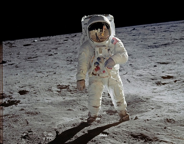 50 Jahre ist das jetzt her: US-Astrona... Aldrin steht auf der Mondoberflche.   | Foto: Neil Armstrong (dpa)