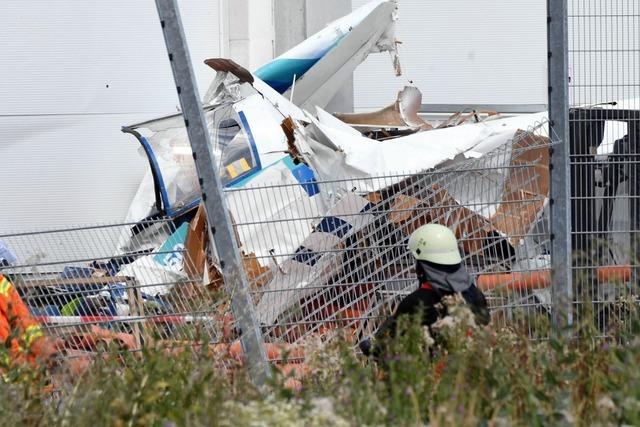 Flugzeug stürzt gegen Baumarkt-Fassade – drei Insassen sterben