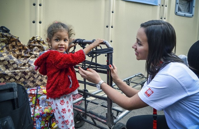 Tausende Menschen fliehen aus Venezuel...olumbianisch-ecuadorianischen Grenze.   | Foto: Jonas Brenner/Caritas International