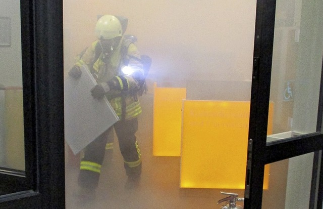 Die Feuerwehr hat den Geldautomaten ge...iner Stunde war der Einsatz erledigt.   | Foto: Feuerwehr Bad Krozingen