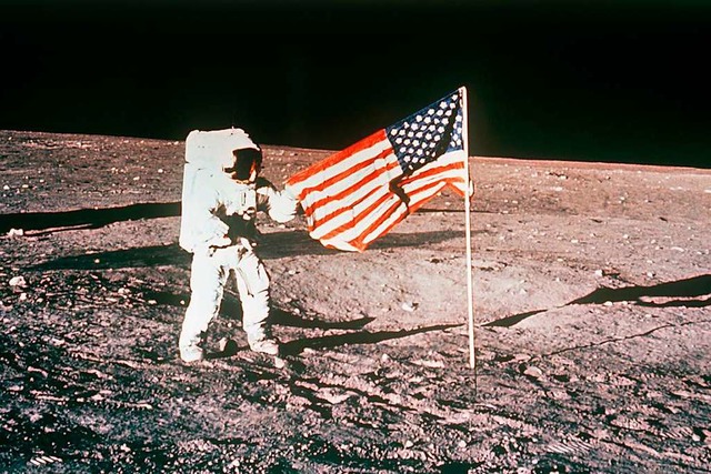 Flagge zeigen: Ein US-Astronaut hisst das Sternenbanner auf dem Mond  | Foto: -