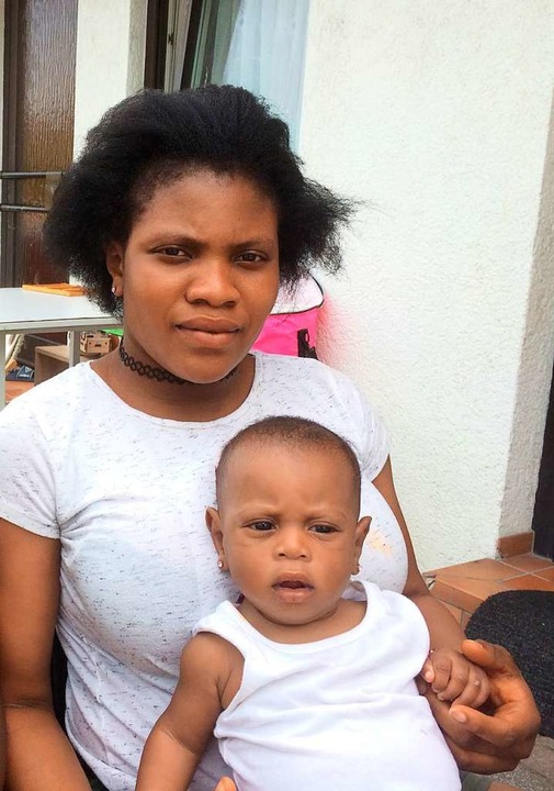 Deborah Francis und Christiana vor ihrer Einzimmerwohnung in Rheinfelden  | Foto: Annemarie Rsch