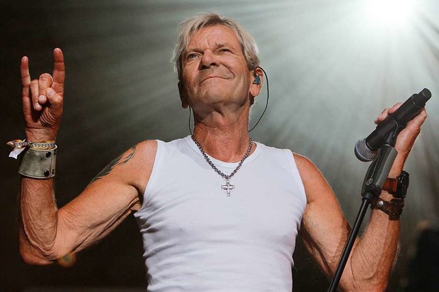 Mit Pommesgabel und Tanktop: Matthias Reim auf dem Schlossplatz  | Foto: Patrik Mller