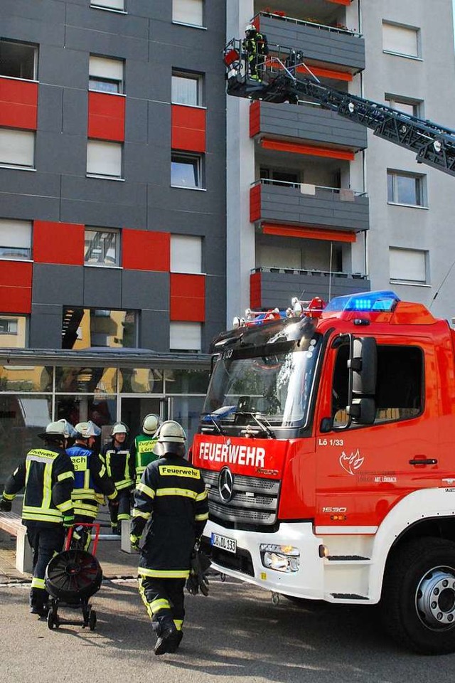 Zu einem Wohnungsbrand musste  die Feu...nd in die Brombacher Strae ausrcken.  | Foto: Thomas Loisl Mink