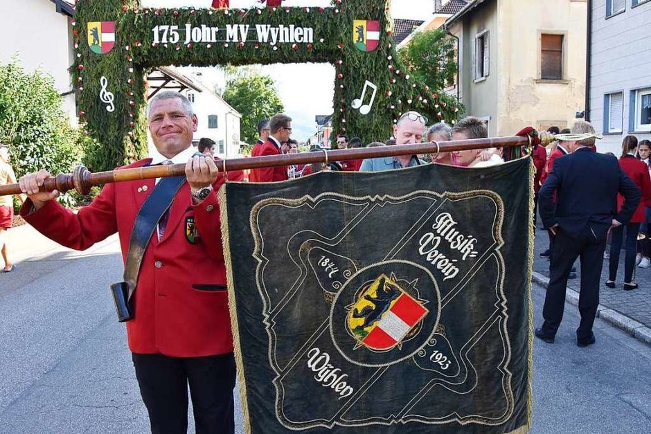Beste Stimmung herrschte drei Tage lang beim Jubiläumsfest des Musikvereins Wyhlen. Es gab Blasmusik und Rockmusik und jede Menge buntes Programm. Die Güggeli waren wieder ein Renner. (Foto: Heinz und Monika Vollmar) Beste Stimmung herrschte drei Tage lang beim Jubiläumsfest des Musikvereins Wyhlen. Es gab Blasmusik und Rockmusik und jede Menge buntes Programm. Die Güggeli waren wieder ein Renner. (Foto: Heinz und Monika Vollmar)