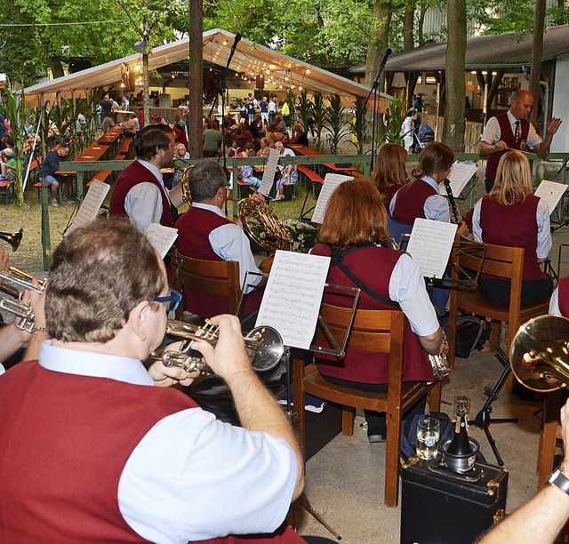 Der Musikverein Bombach spielte am Freitag zur Erffnung auf der Waldfestbhne.  | Foto: Roland Vitt