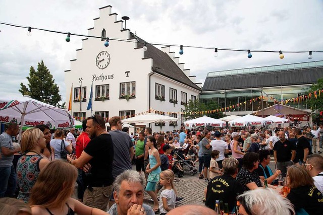 Rund um das Rathaus in Buggingen wurde gefeiert.  | Foto: Volker Mnch