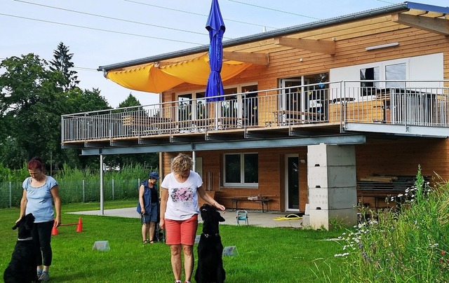 Das neue Vereinsheim der Donaueschinge... mit Nando und Simone Simon mit Leon.   | Foto:  Niederberger, Holger