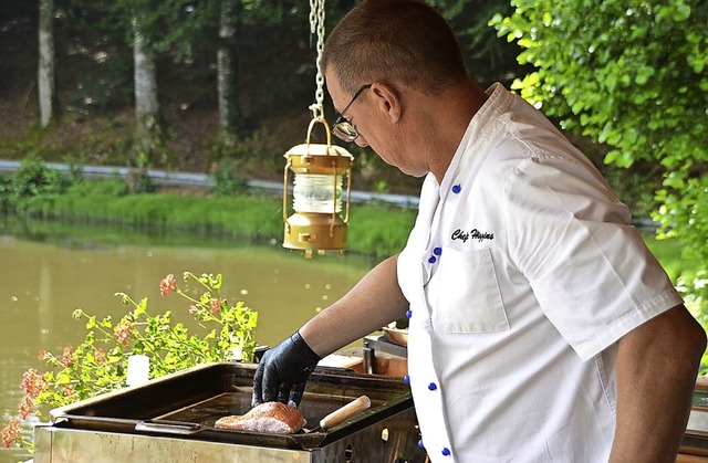 Thomas Hbsch brt eine Portion Lachs.   | Foto: Horatio Gollin