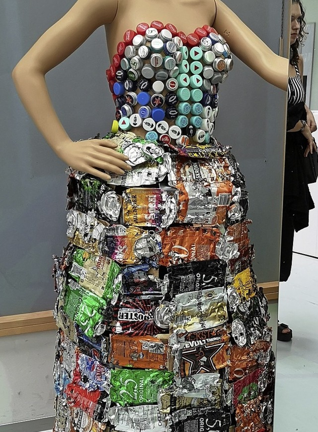 Das Kleid aus Aluminium Abfllen macht...en die Besucher selbst kreativ werden.  | Foto: Nele Augenstein