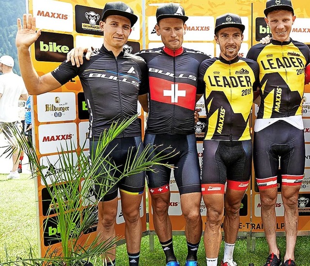 Die Gesichter sagen alles: Simon Stieb...Sieger Jochen K und Daniel Geismayr   | Foto: bike-transalp.de