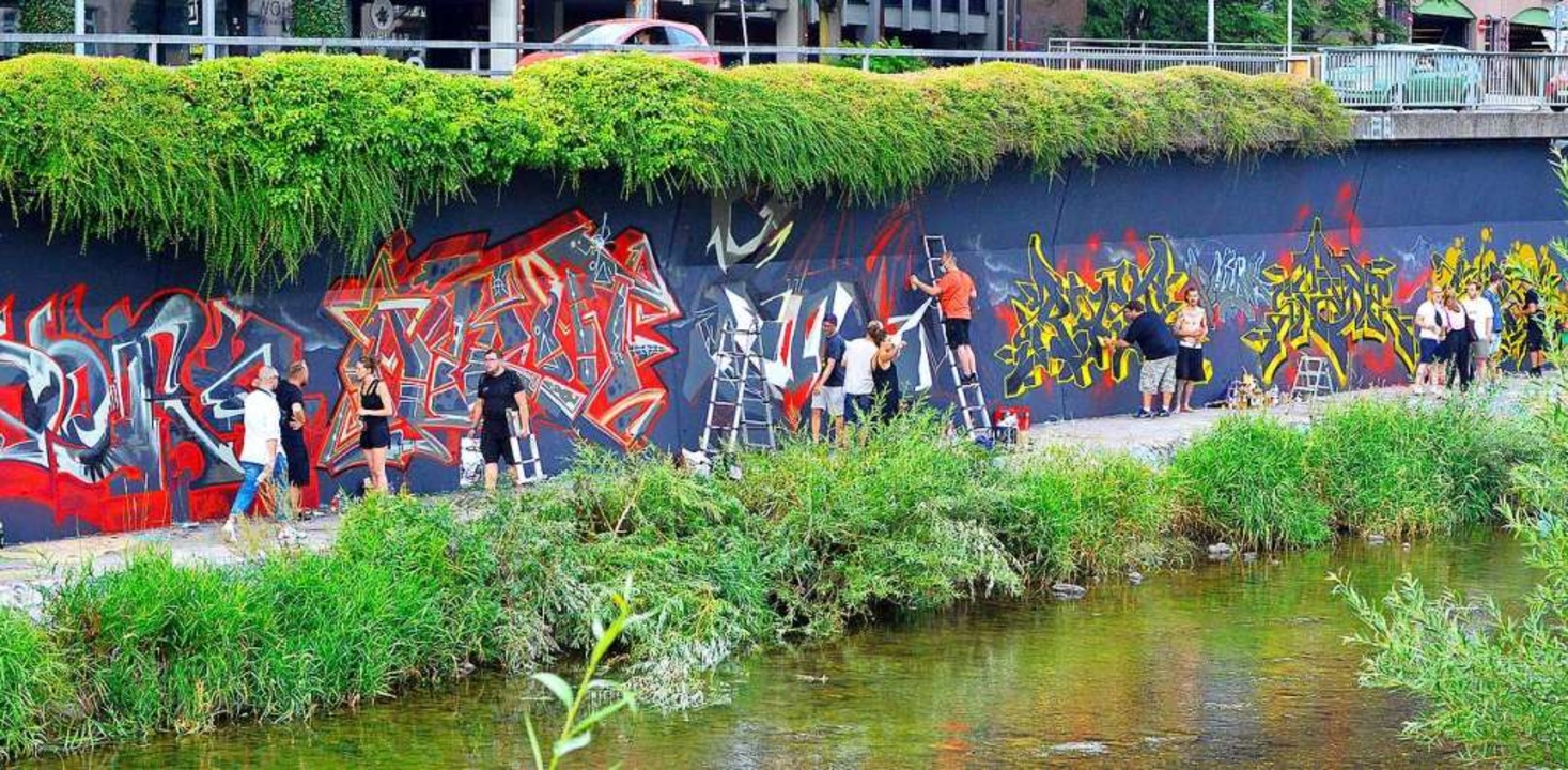 Die Wand zwischen Dreisam und Stadtdurchfahrt ist nun viel bunter.  | Foto: Michael Bamberger