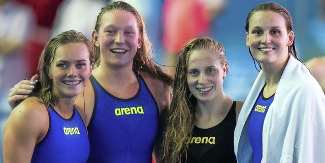 Bitte lcheln! Die Deutschen Jessica S... Annika Bruhn (l-r) nach ihrem Rennen   | Foto: Bernd Thissen (dpa)