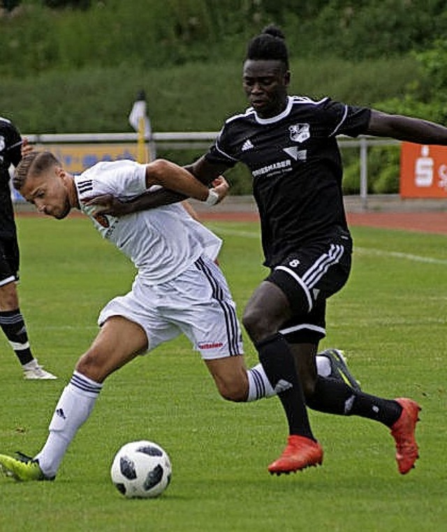 Neuzugang: Paul Mendy (rechts) gegen   Basels U21 fr Laufenburg im Einsatz   | Foto: Jrgen Rudigier