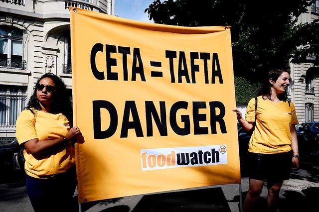 Ceta wird weiterhin kritisch beugt &#...ier Demonstranten in Paris am 16 Juli.  | Foto: PHILIPPE LOPEZ (AFP)