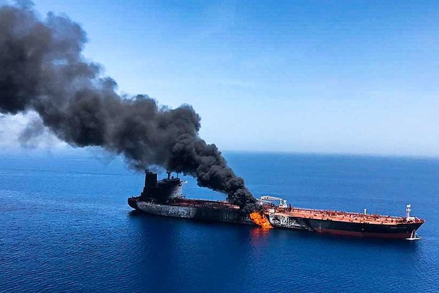 13. Juni: Im Golf von Oman geriet der ...Frontline nach einem Angriff in Brand.  | Foto: Uncredited (dpa)