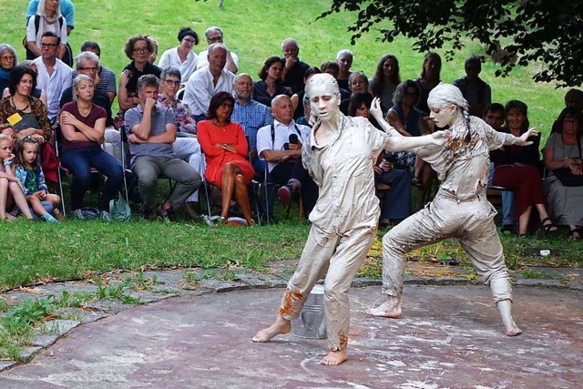 Eine Szene aus der Performance der Schweizer Gruppe  Cia Le Lokart.  | Foto: Roswitha Frey