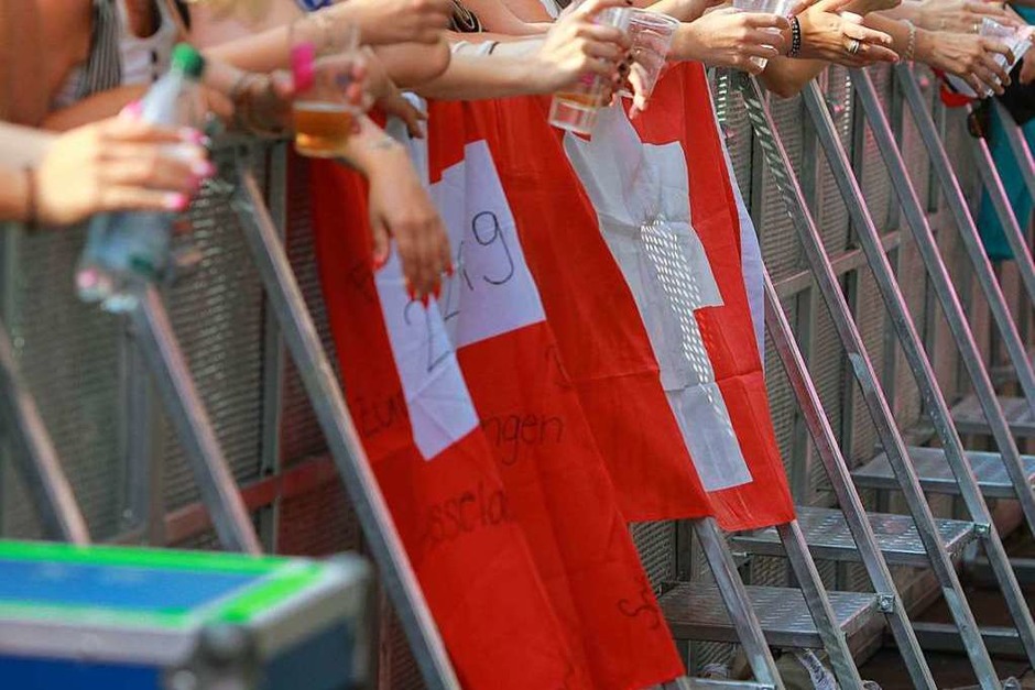 Knapp 4000 Fans warten auf den Auftritt von Michael Patrick Kelly. (Foto: Patrik Müller) Knapp 4000 Fans warten auf den Auftritt von Michael Patrick Kelly. (Foto: Patrik Müller)