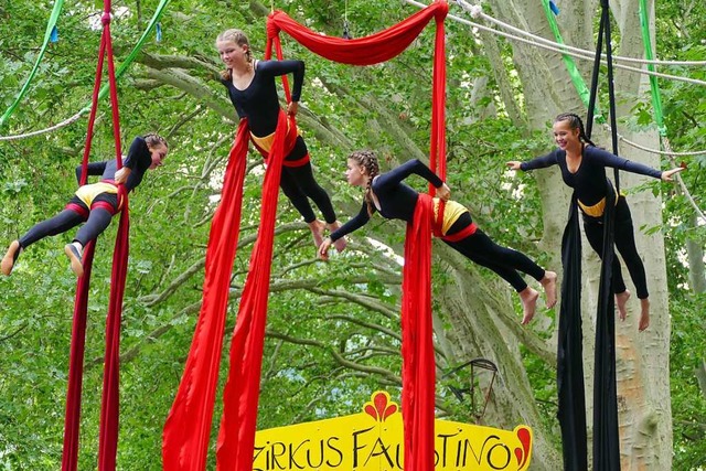 Mit  spannenden Akrobatik- und Jonglie...orstellungen am Stadtsee ihr Publikum.  | Foto: Victor Adolf