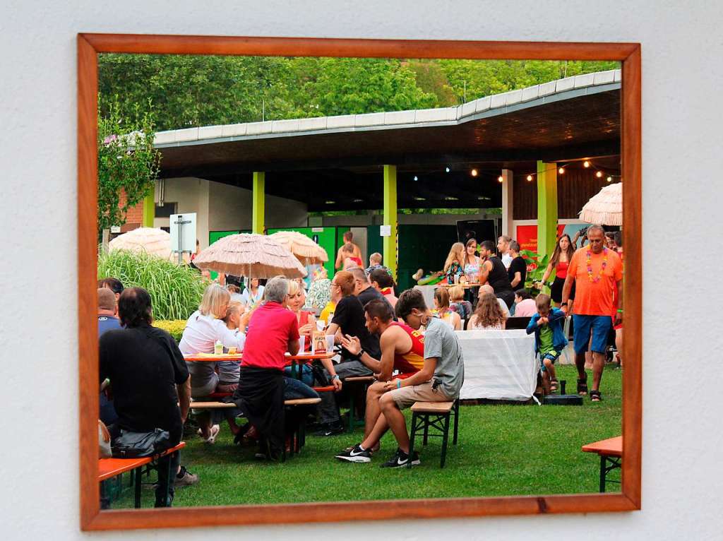 Wasserspa, House-Musik, Cocktails und ein begehrter rosa Flamingo: Bei der Beachparty des DLRG im Kanderner Freibad war fr junge und jung gebliebene Partygste einiges geboten.