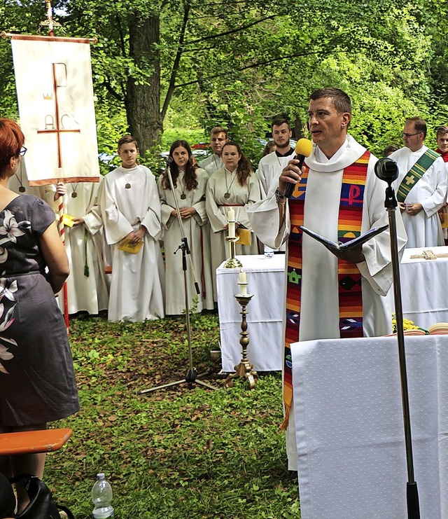 Pfarrer Jrgen Schindler beim Fest der...rstuhl im Schtzengarten in Endingen.   | Foto: Helmut Hassler