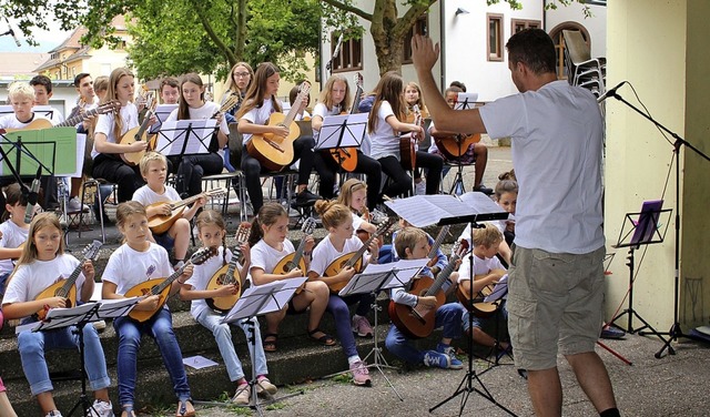 Das Jugendorchester sowie die Mandolin...spiel mit dem Dirigenten Jan Skryhan.   | Foto: Jana Fischer