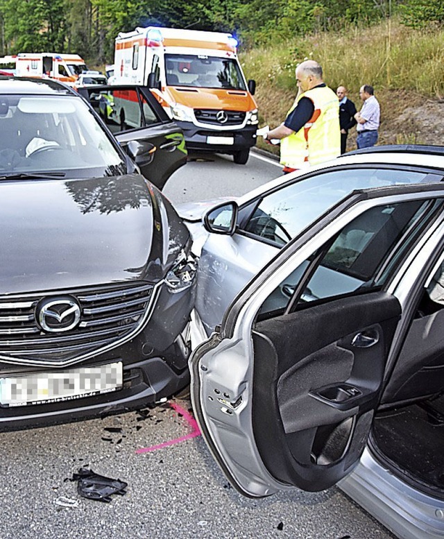 Drei Schwerverletzte, davon eine Perso... forderte dieser Unfall auf der L156.   | Foto: kamera24