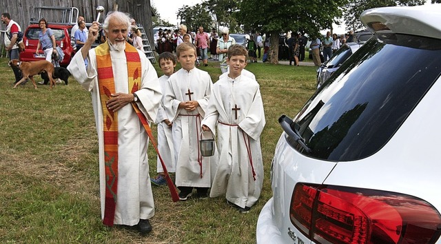 Pfarrer August Schuler hielt beim Kpp...tiere und die Fahrzeuge der Besucher.   | Foto: Roswitha Klaiber