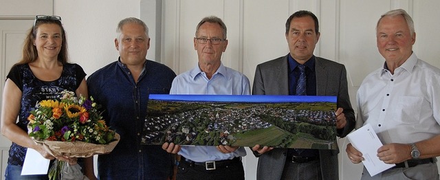 Mit einem Umschlag und einem Panorama-...r und Hanspeter Vollmer (von links) .   | Foto: Herbert Frey