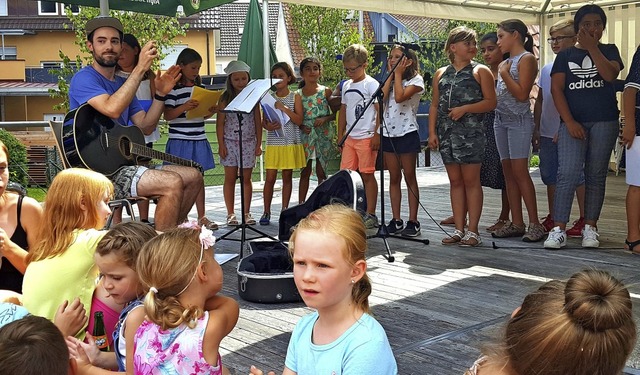 Die Schulkinder trugen mit Liedern zur bunten Unterhaltung bei.   | Foto: Beate Zehnle-Lehmann