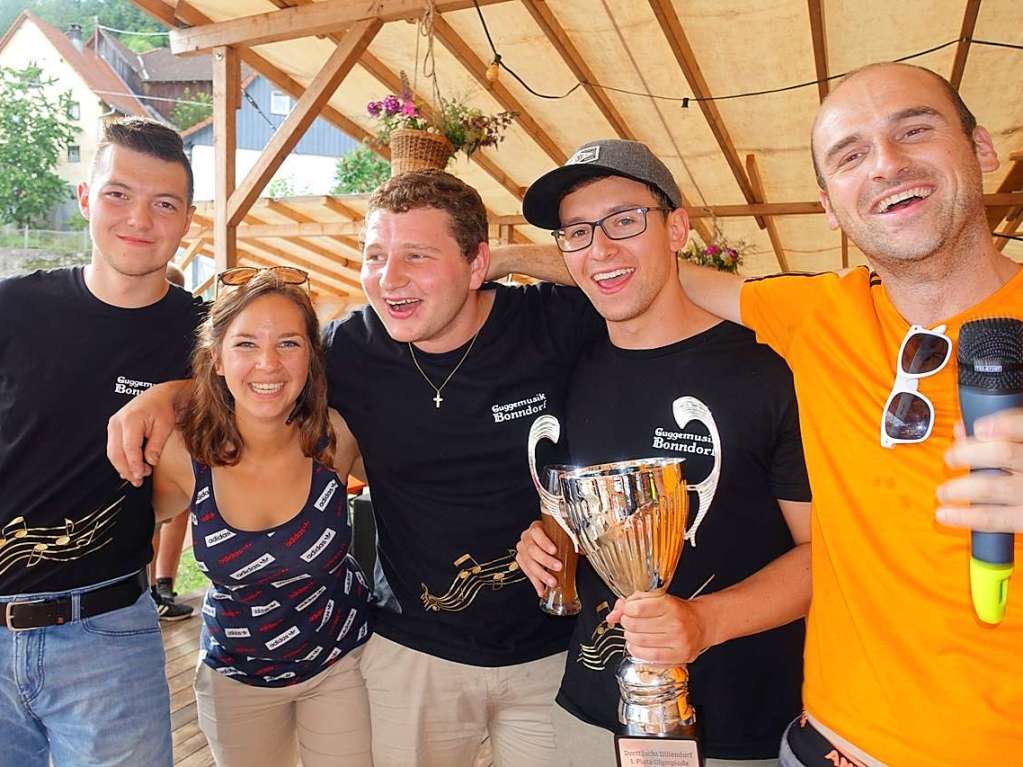 Die  Dorfolympiade-Gewinner am Dillendorfer Dorffscht sind die Mannen der Guggenmusik Bonndorf, Mannschaft 2. Die Moderatoren Josefine Eckert (Zweite von links) und Ralf Rebmann (rechts) waren die ersten Gratulanten.