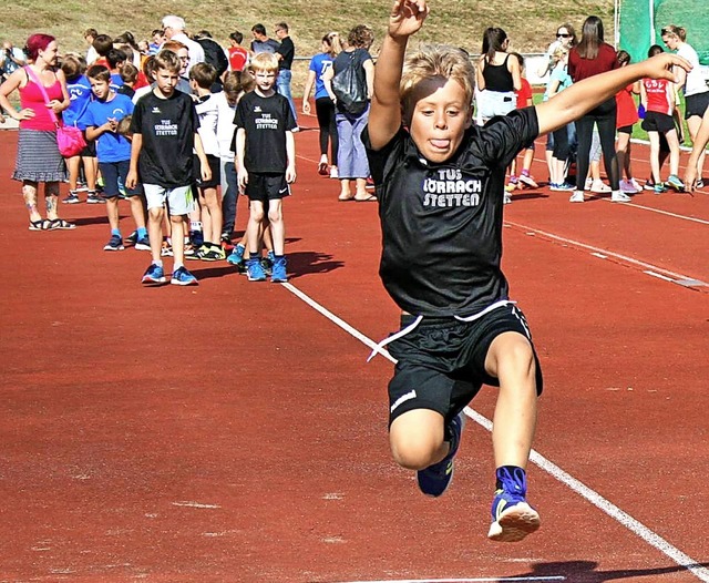 Hohe und weite Sprnge: Der Nachwuchs ...hlerabendsportfest des TuS Hllstein.  | Foto: Ralph Lacher