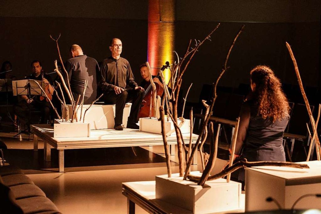 Szene aus der Freiburger Holst-Produkt...itri (Siri Karoline Thornhill, rechts)  | Foto: Sebastian Dsenberg