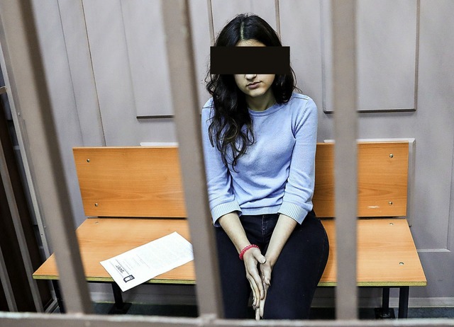 Eine der Angeklagten bei der Anhrung  | Foto: Stanislav Krasilnikov (dpa)