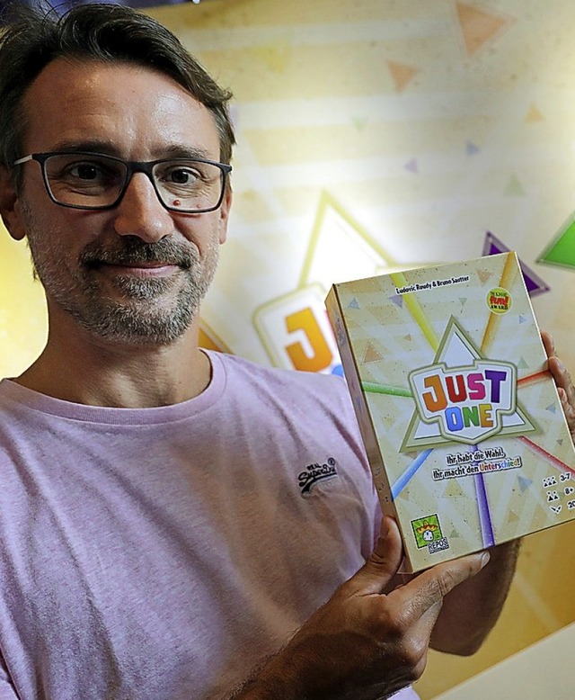 Spieleentwickler Bruno Sautter mit seinem Sieger-Spiel.  | Foto: Wolfgang Kumm (dpa)