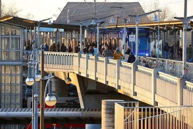 Zwei junge Frauen verletzen 18-Jhrige auf der Stadtbahnbrcke