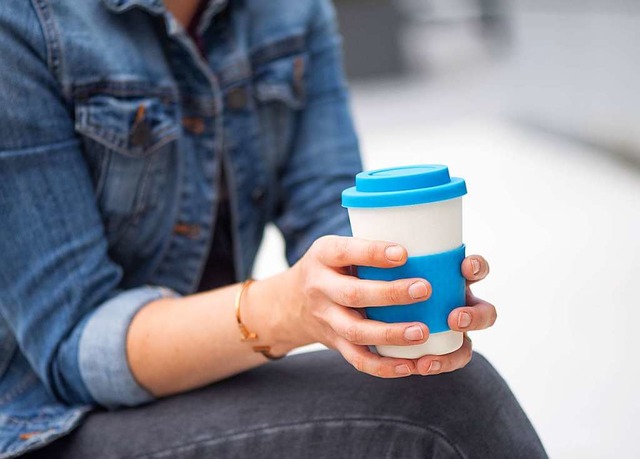 Kaffeebecher aus Bambus gelten als dau... Stiftung Warentest aber Schadstoffen.  | Foto: Zacharie Scheurer (dpa)