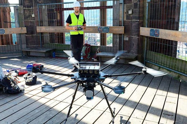 Fr hochauflsende Bilder steigt die Drohne im Turmhelm auf.  | Foto: Ingo Schneider