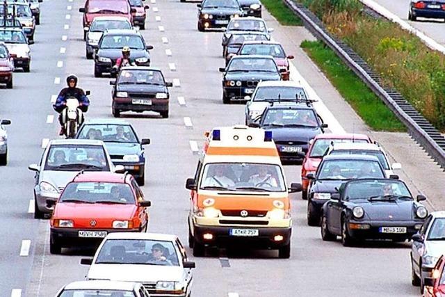 Mehr als 100 Fahrer bilden keine Rettungsgasse nach Unfall auf A5