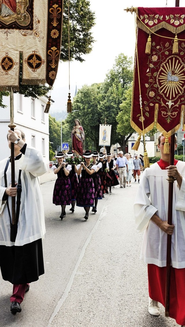 Siensbacher Frauen in Tracht trugen di...n Margaretha durch Waldkirchs Straen.  | Foto: Gabriele Zahn