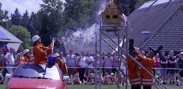 Mit dem Wasserschpfer lschen und das... eine der Aufgaben beim Floriansfest.   | Foto: Heinrich Fehrenbach