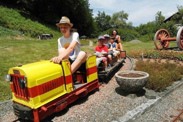 Bei der Liliput-Eisenbahn in Hasel durften Kinder mit Teddy gratis fahren