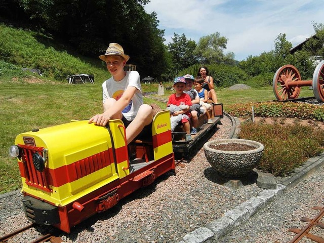 Die Kinder genieen die Rundfahrt auf der Liliput-Eisenbahn.  | Foto: Ildiko Kovacs