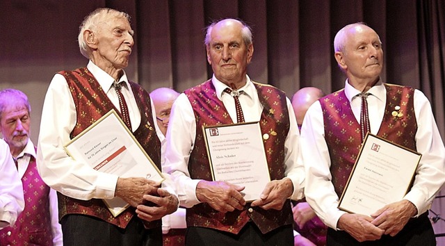 Seltene Ehrungen: Seit 70 Jahren singt... Ewald Heizmann singen seit 65 Jahren.  | Foto: Gert Brichta